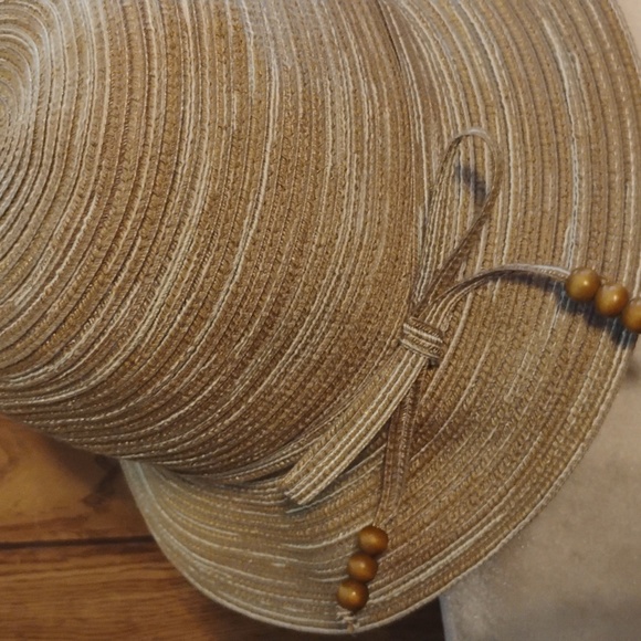 Gorgeous Isotoner & August Bucket Hats - Picture 6 of 8